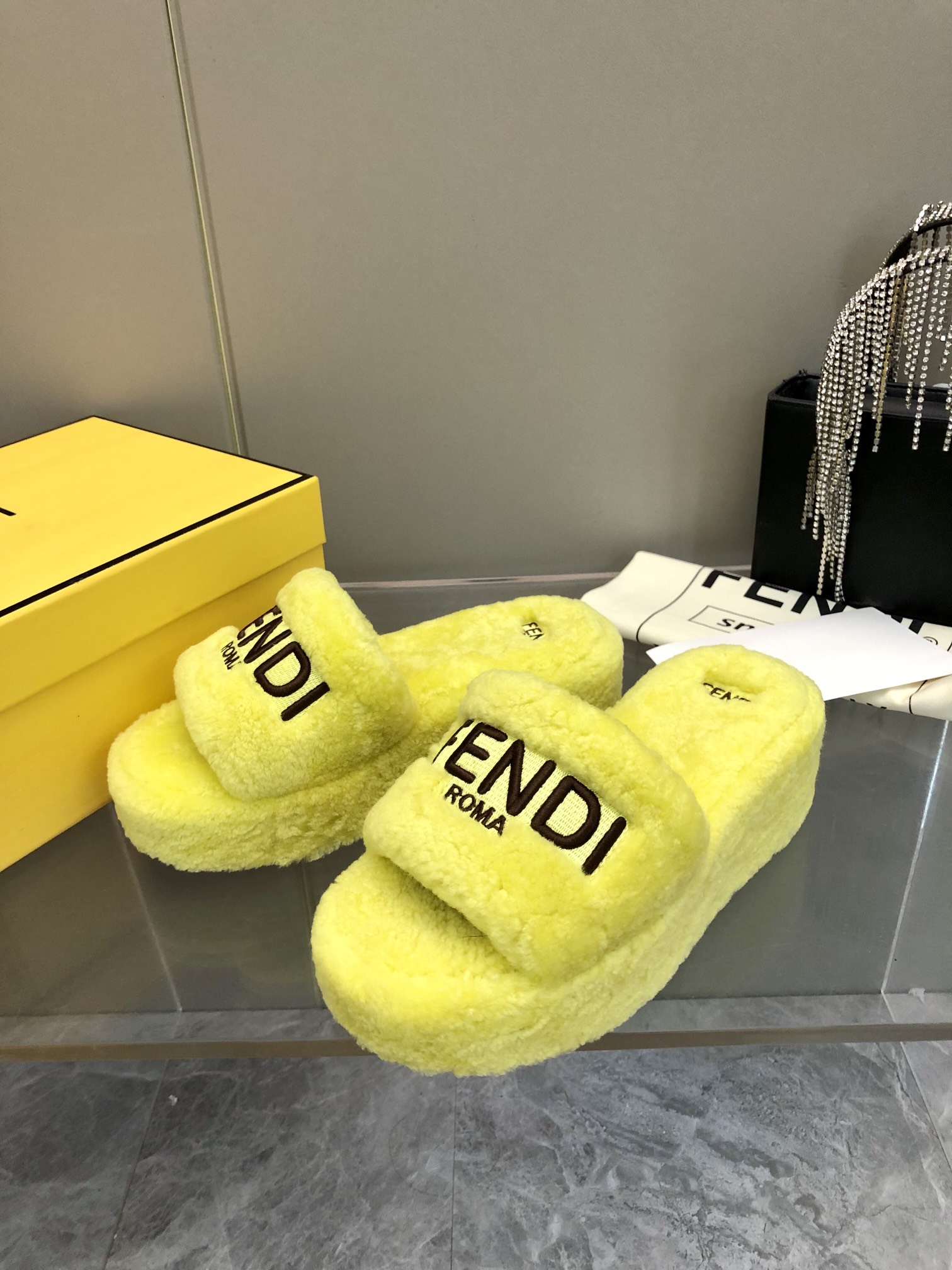 펜디 퍼 슬리퍼