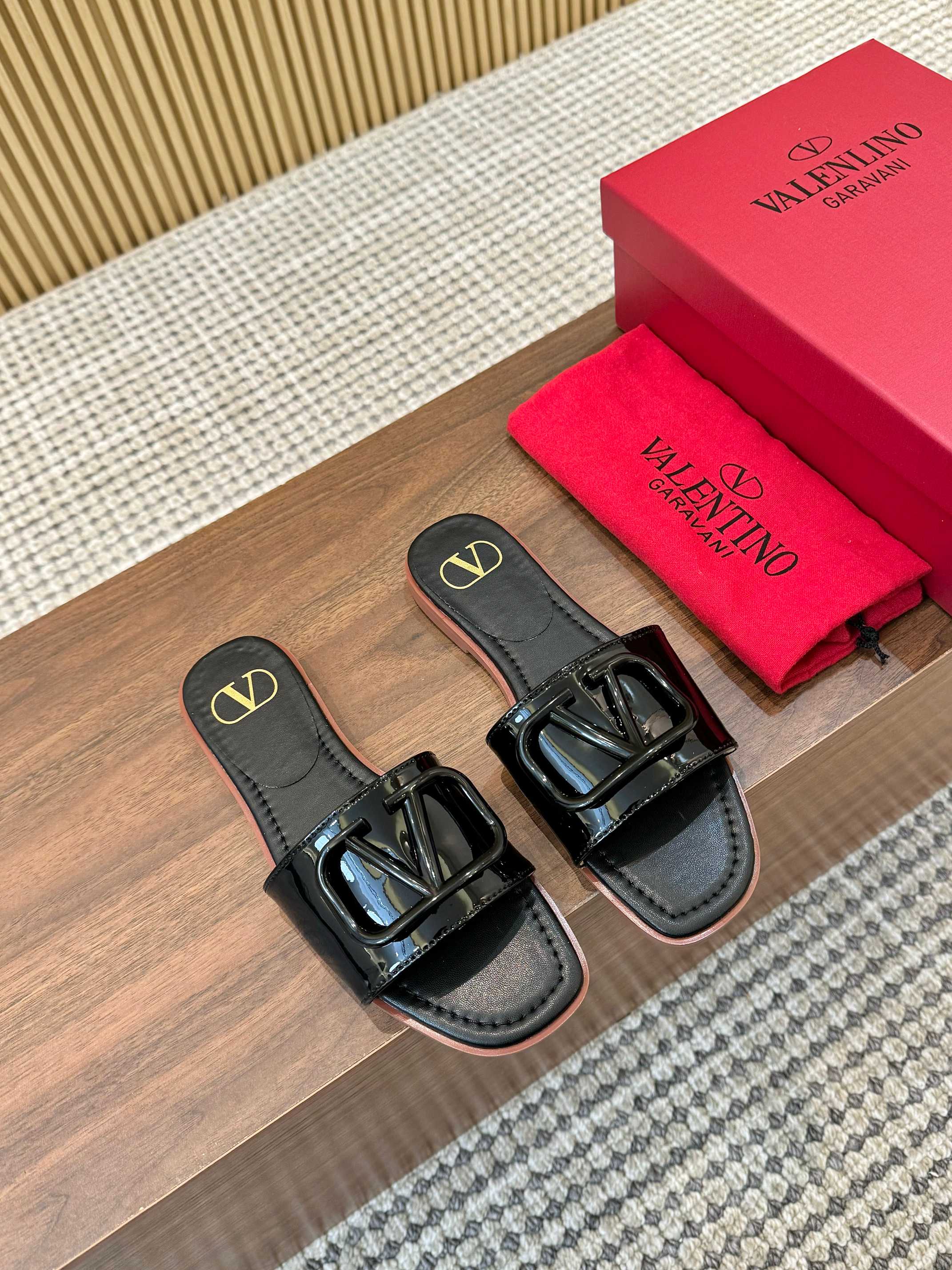 발렌티노 블랙뮬